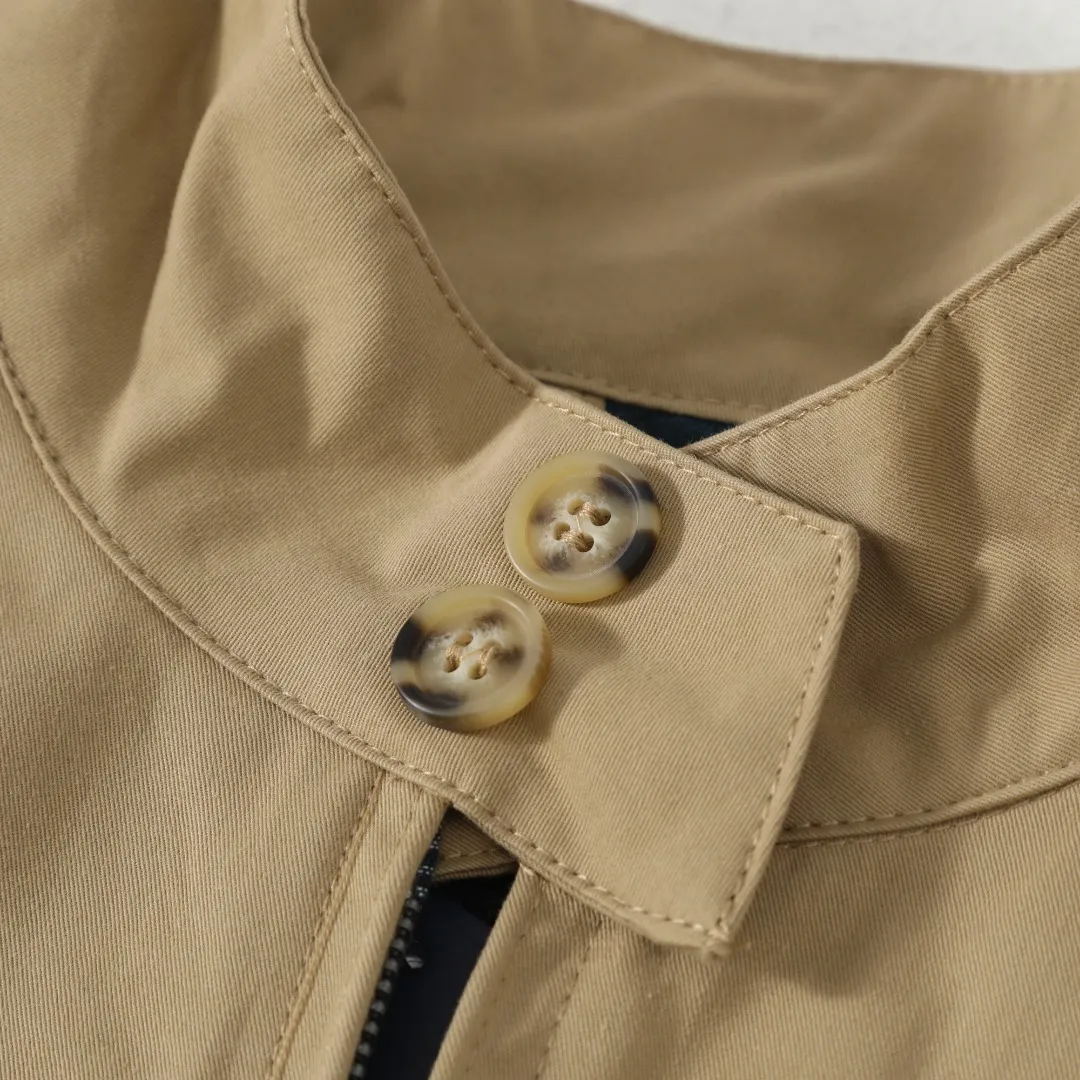 P350 model number: R05 Ralph Lauren unisex old-money style veteran stand-up collar workwear Harrington jacket. The embroidery on the chest is all original data. The embroidery technology of German Oman embroidery fiber is very particular. It uses Japanese Tajima machine to ensure the embroidery is exquisite and three-dimensional. That is what I said is different from what is on the market. Regarding the workmanship, the version is a loose version and can be used by boys and girls!! The fabric is a double-layer shin bone feeling, full of weight! It's not as heavy as a regular jacket, and the ordinary cotton material feels really different. This one is super comfortable, soft and stylish, and has a green plaid interior that has a retro movie fashion feel! The fit is loose but not baggy. The size is just right and not picky. The dropped shoulder design modifies the shoulders without making them look bulky. This silhouette is a style that will never go out of style after being worn for a long time. The upper body is also very durable and recognizable. The loose and reasonable version can be worn by both men and women. It is easy to create a clean and refreshing boyish look. Color#Khaki Black Navy Size#M L XL XXL Length: 68/70/72/74 Bust: 122/126/130/134 Shoulder width: 53/54/55/56 Sleeve length: 65/66/67/68
